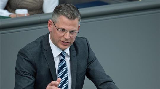 Unionspolitiker Christoph de Vries spricht im Bundestag.