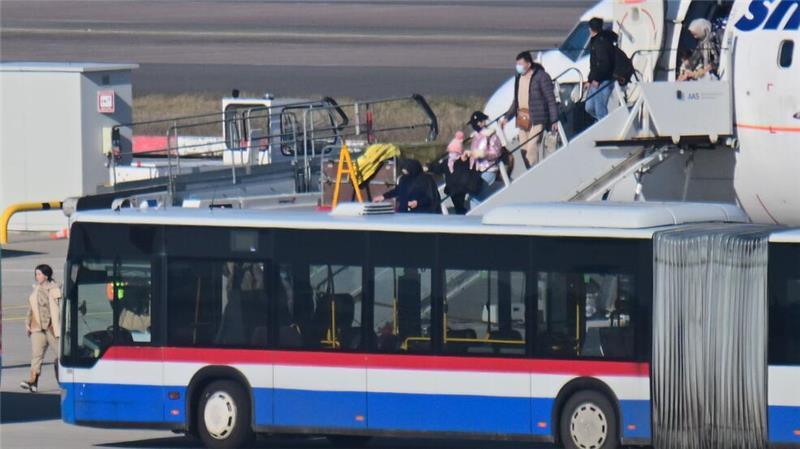 Flugzeug bringt 132 geflüchtete Afghanen nach Deutschland Unionspolitiker haben die Bundesregierung mehrfach aufgefordert, das sogenannte Bundesaufnahmeprogramm Afghanistan zu beenden.