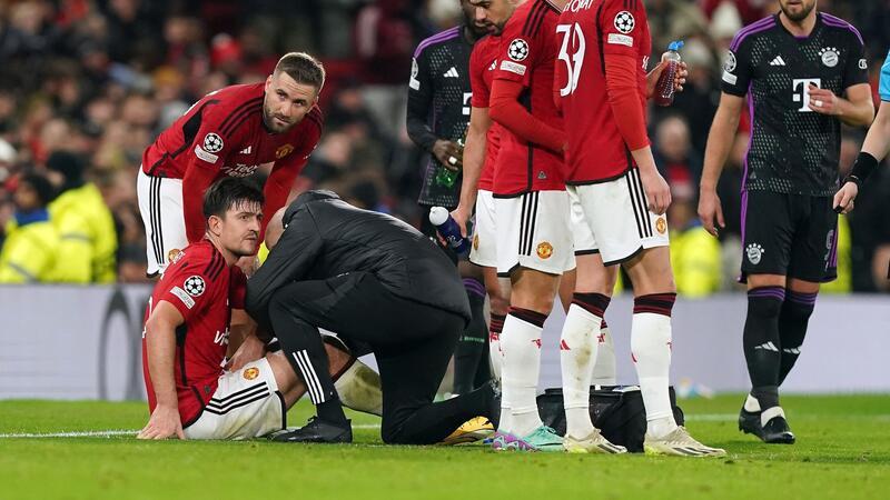 Starke Bayern-Reaktion mit Coman-Tor: „Top aufgetreten“ United-Verteidiger Harry Maguire (sitzend) musste schon in der ersten Halbzeit angeschlagen ausgewechselt werden.