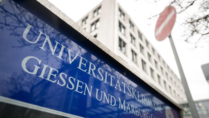 „Universitätsklinikum Gießen und Marburg GmbH“ steht auf einem Schild vor dem UKGM.