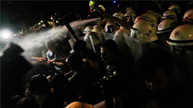 Bilder des Tages Universitätsstudenten ringen in Istanbul mit der Polizei während eines Protests, zu dem die oppositionelle Republikanische Volkspartei (CHP) aufgerufen hat.
