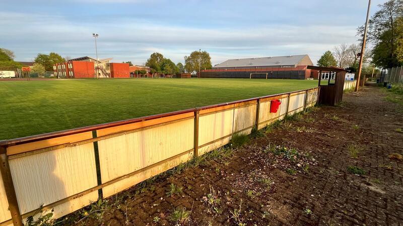 Sportplatz-Streit in Steinkirchen: Nachbar schließt Klage nicht aus Unkraut im Zuschauerbereich: Die Natur holt sich den Sportplatz zurück.