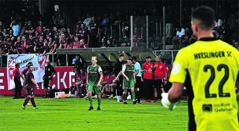 Unmittelbar nach dem 1:1 kommt es zu einer Spielunterbrechung. Kapitän Kevin Rehling (M.) hat Referee Felix Bahr auf Beleidigungen hingewiesen. Foto: Freese