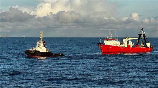 Unmittelbar nach dem Unglück waren Schlepper und Tauchschiffe im Wrackgebiet südwestlich von Helgoland im Einsatz.