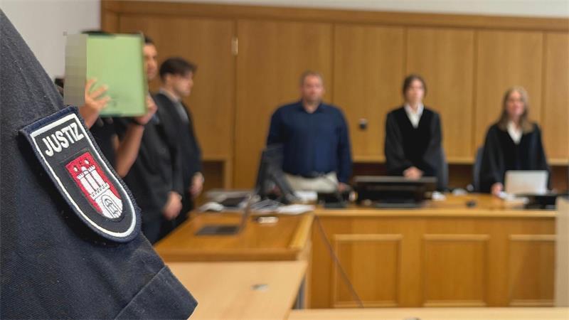 Unmittelbar nach dem Verlesen der Anklageschrift ist der Prozess gegen den 18 Jahre alten Angeklagten nicht-öffentlich fortgeführt worden. 