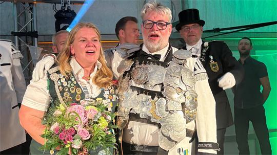 Unmittelbar nach ihrer Proklamation stehen die neuen Majestäten des Schützenvereins Altkloster auf der Bühne im Festzelt: Damenkönigin Maren Matho und König Sven Berg.