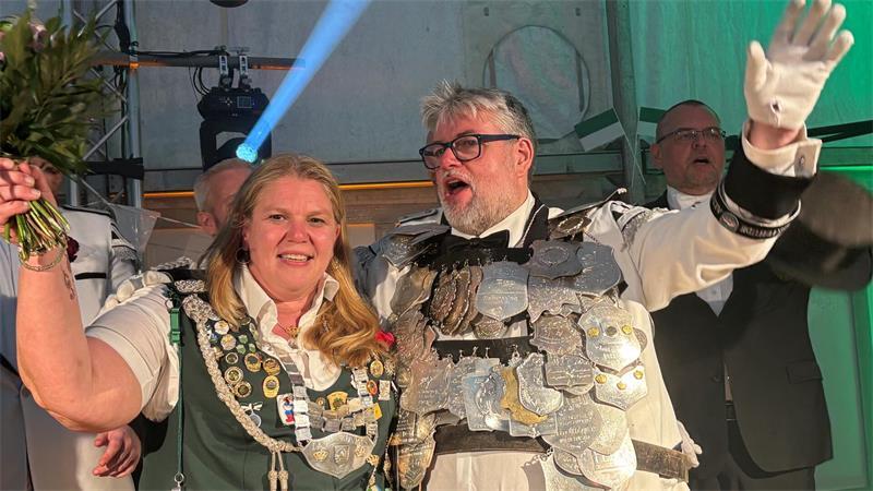 Unmittelbar nach ihrer Proklamation stehen die neuen Majestäten des Schützenvereins Altkloster auf der Bühne im Festzelt: Damenkönigin Maren Matho und König Sven Berg.