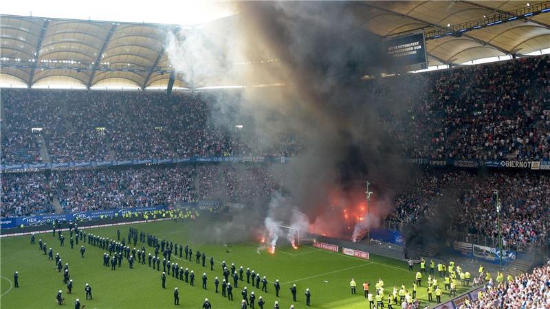 Unrühmliches Ende der Erstklassigkeit: nach dem Spiel des HSV gegen Mönchengladbach.  
