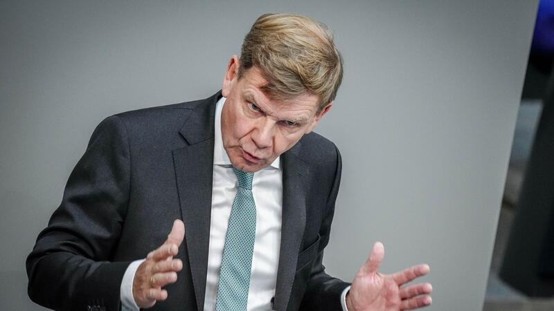 Union signalisiert Zustimmung zu Einsatz im Roten Meer Uns allen müsse klar sein, dass der EU-Militäreinsatz im Roten Meer sehr gefährlich sei, so Johann Wadephul (CDU).