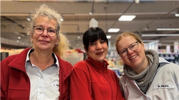 "Uns geht's sehr gut, obwohl wir alle irgendwie ein bisschen verschnupft sind. Aber wir haben immer Spaß bei der Arbeit."Liane, Jaimy und Nathalie vom Famila-Markt in Stade am Freitag, 13. Februar 2026.