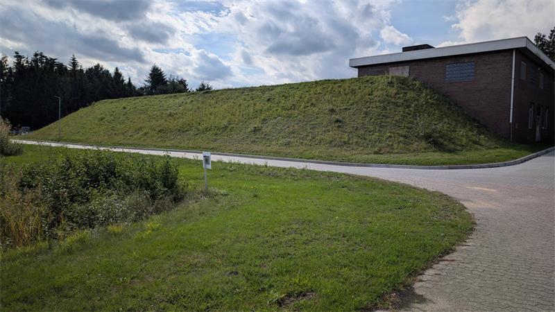 Faule Eier, rostige Flocken: So entsteht Trinkwasser in Himmelpforten Unscheinbar unter Rasenflächen lagert das Frischwasser, bevor es ins Netz gepumpt wird.