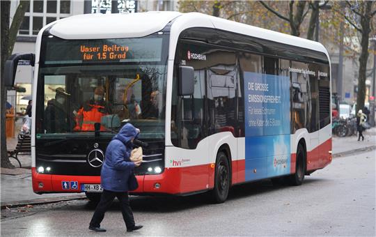 "Unser Beitrag für 1,5 Grad" steht auf dem 100. Elektrobus der Hamburger Hochbahn AG. Die Zahl der Elektrobusse in Hamburg sollte nach Angaben der Hochbahn und der Verkehrsbetriebe Hamburg-Holstein bis Ende 2022 auf fast 300 steigen. Foto: Marcus Brandt/dpa