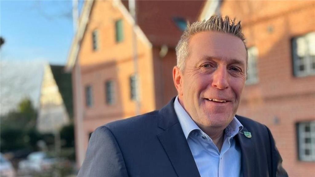 "Unser Dorfpolizist Torben Kubik, der mit großem Engagement jeden Tag aufs Neue ...