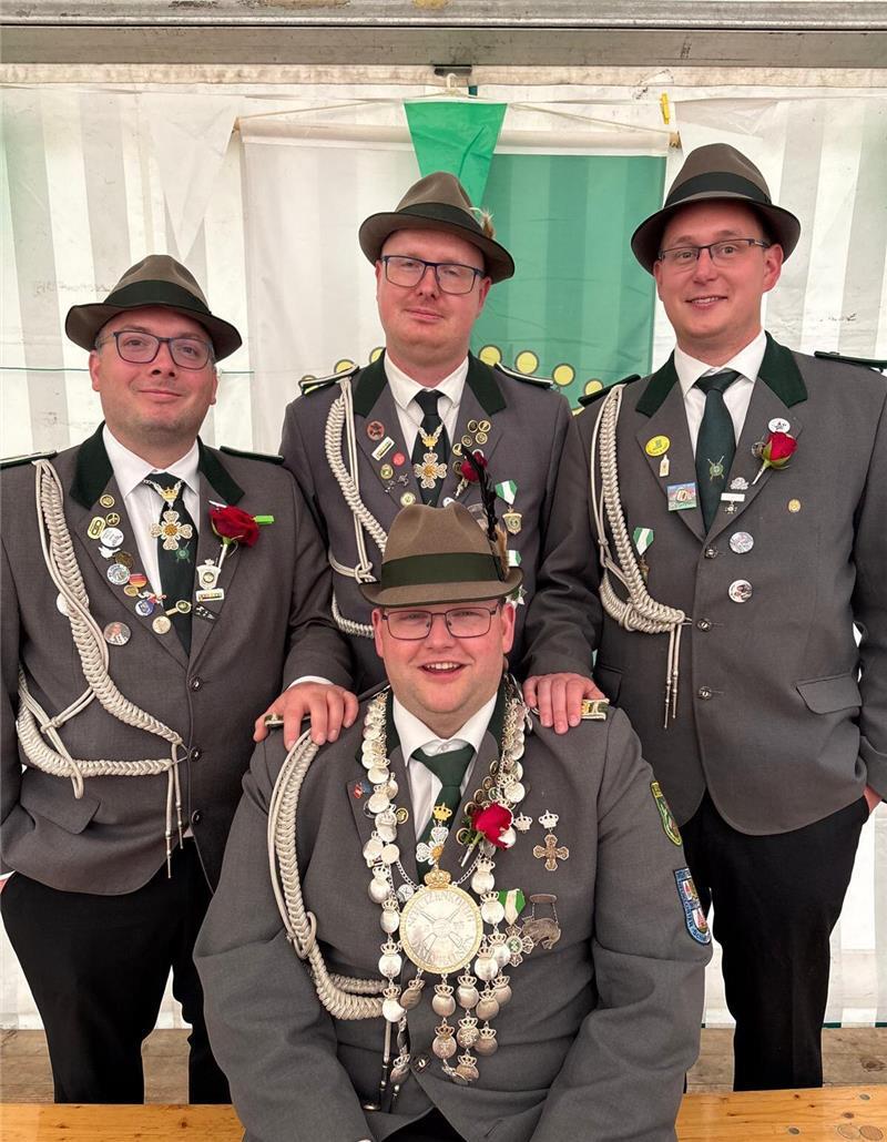 Unser König Tim Otromke mit seinen Adjutanten Dirk Meyer, Till Meyer und Nico Heckert.