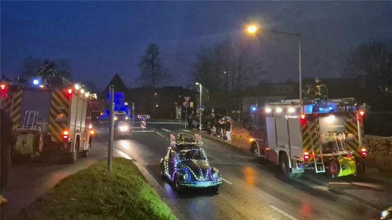 Unser Leser Patrik Rienitz beobachtete die Lichterfahrt an der Estebrügger Straße in Buxtehude.