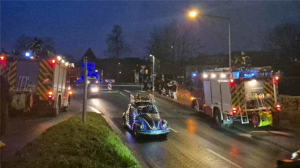Unser Leser Patrik Rienitz beobachtete die Lichterfahrt an der Estebrügger Straß...