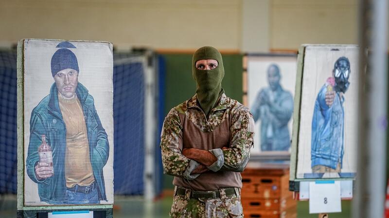 „Unser Zielbild ist der stille Profi“: Oberleutnant Andi beobachtet die Bewerber.