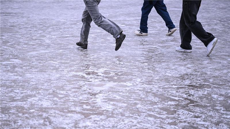 Unsichere Schritte, auch in Richtung Zukunft: Viele Jugendliche blicken pessimistisch in die Welt. (Symbolbild)