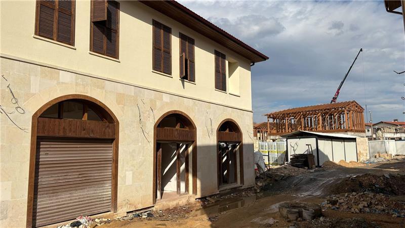 Unten Stein, oben Holz - die Häuser werden teils in historischem Stil wieder aufgebaut.