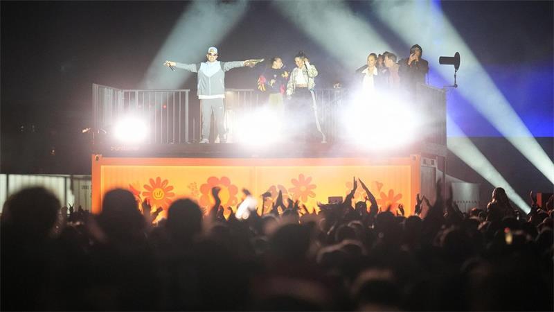 Jan Delay plus Delaydies - Gratiskonzert auf Wassercontainer Unter Applaus vom Publikum spielt Jan Delay ein Gratis-Konzert auf dem Reeperbahn-Festival.