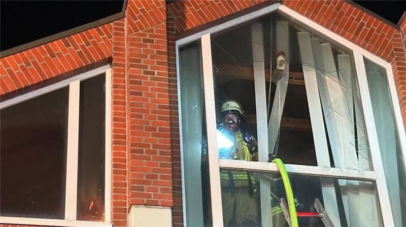 Nächtlicher Alarm in Stade-Hahle: Ehemalige Sparkassen-Filiale brennt Unter Atemschutz bekämpften die Feuerwehrleute den Brand.
