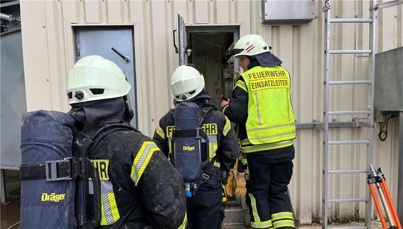 Unter Atemschutz dringen die Feuerwehrleute in die Anlage vor, um letzte Brandnester zu löschen.