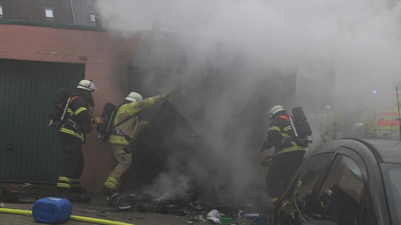 Unter Atemschutz mussten die Feuerwehrleute das Garagentor entfernen.
