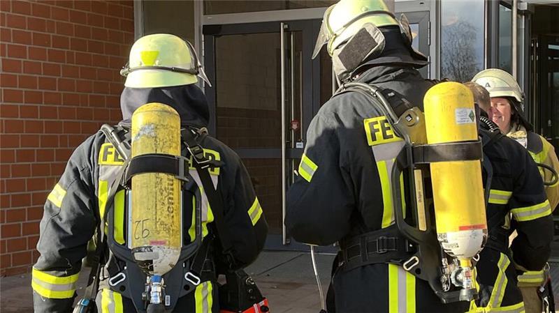 Unter Atemschutz rücken die Messtrupps in die BBS III in Stade vor.
