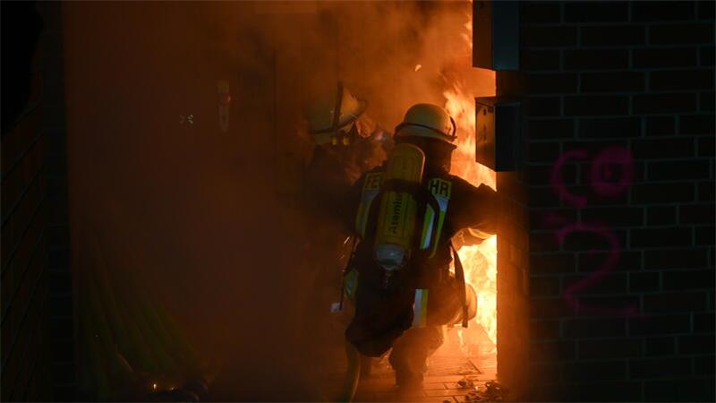 Fettexplosion: Großeinsatz in Horneburg Unter Atemschutz rückte der Löschtrupp in das Gebäude vor.