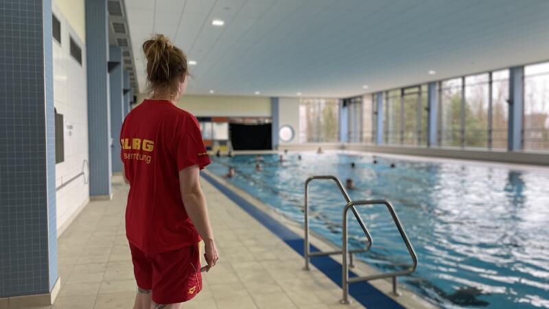 Unter DLRG-Aufsicht gab es zum ersten Mal das sogenannte Frauenschwimmen in Hemmoor. Foto: Machnik