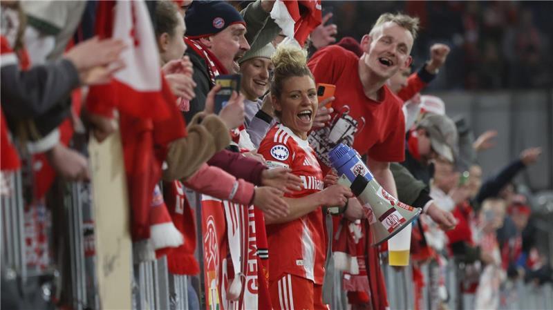 Unter Fans: Linda Dallmann bei den Anhängern des FC Bayern.