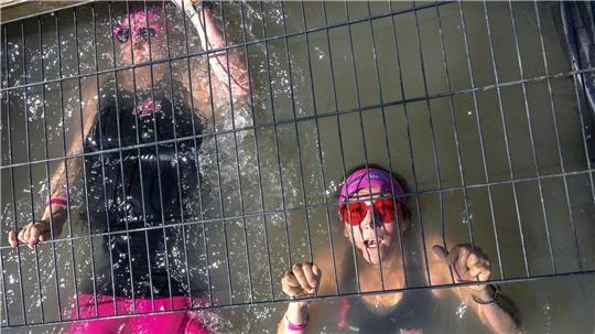 Unter Gittern - Teilnehmerinnen beim Muddy Angel Run