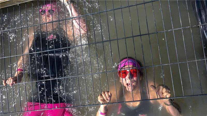 Unter Gittern - Teilnehmerinnen beim Muddy Angel Run