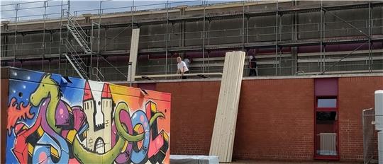 Unter Hochdruck wird während der Schulferien gearbeitet: Die Fassaden und das Dach der maroden Sporthalle am Schulzentrum werden energetisch saniert. Fotos: Lohmann