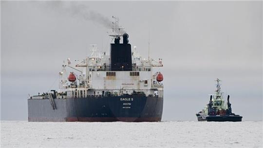 Unter Sabotageverdacht: Der Tanker Eagle S“.