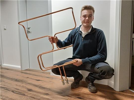 Unter Zeitdruck im Wettbewerb gefertigt: Tjark Flaim mit einem Designheizkörper Foto: Bisping