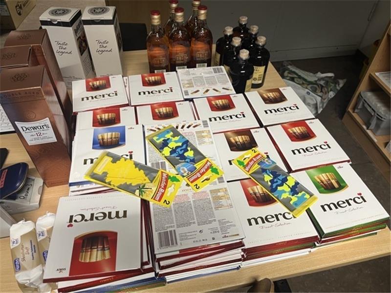 Polizei entdeckt Hunderte Packungen Schokolade, Schnaps, Shampoo – und sucht den Tatort Unter anderem Schokolade und Alkohol stellten die Beamten sicher. Foto: Polizei