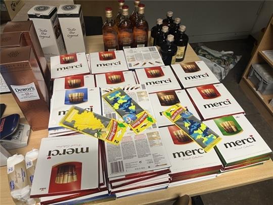Unter anderem Schokolade und Alkohol stellten die Beamten sicher. Foto: Polizei