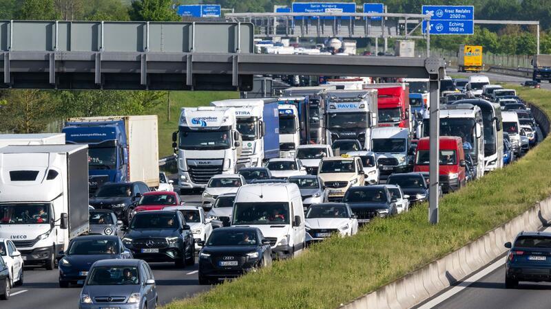 Ferien in fünf weiteren Ländern führen zu hoher Staugefahr Unter anderem auf der A8 in Richtung Salzburg müssen Autofahrer mit Wartezeiten rechnen. (Archivfoto)
