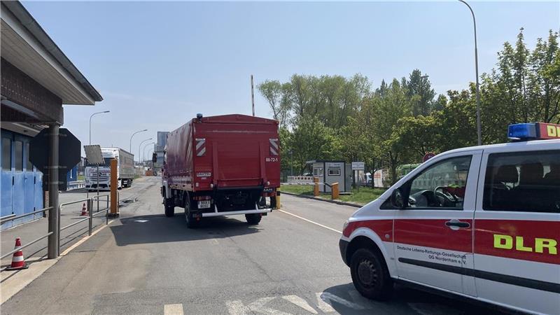 Unter anderem die Feuerwehr und die DLRG sind bei dem Chemieunfall im Einsatz. Foto: Glückselig