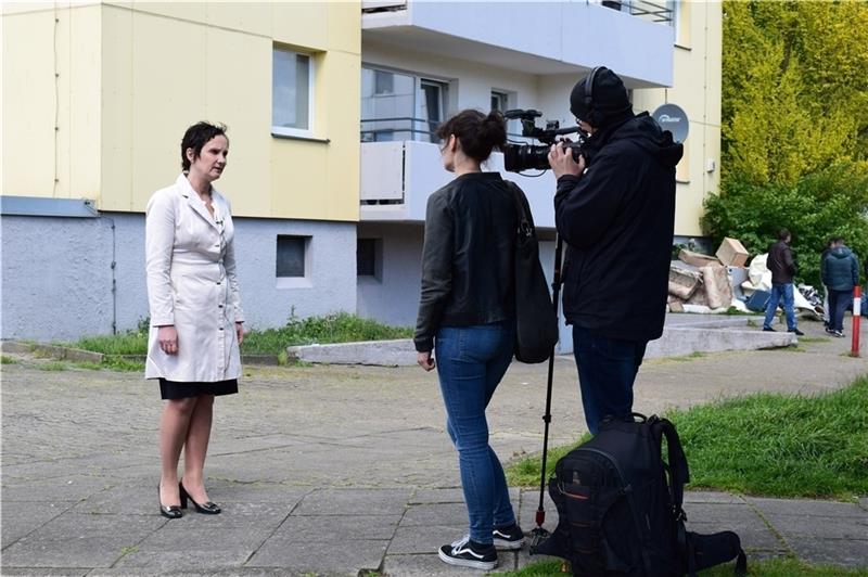 Unter anderem ein Team des NDR-Magazins Panorama war am Dienstag am Hochhaus in der Schröderstraße im Einsatz und führte dabei auch ein Interview mit der Buxtehuder Ratsfrau Sylvia Köhnken (CDU).