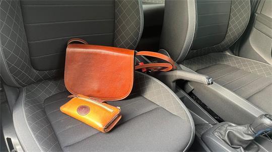 Unter anderem haben die Diebe in Stade Geldbörsen aus den Autos gestohlen (Symbolbild).