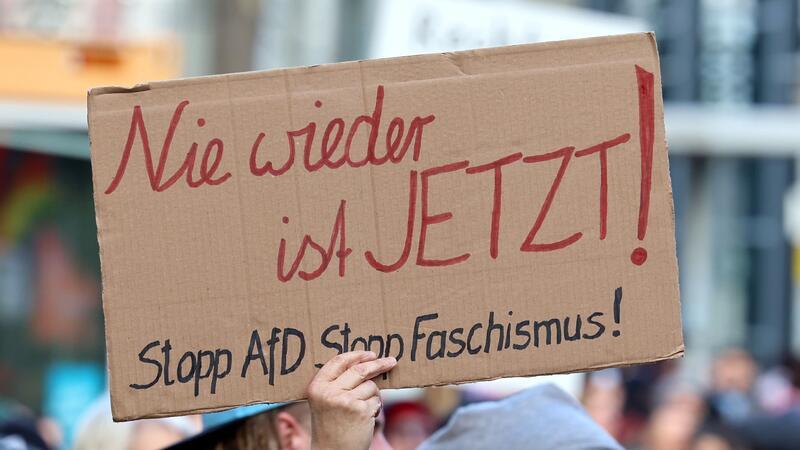 Gegen rechts: Tausende demonstrieren deutschlandweit Unter anderem in Magdeburg demonstrierten die Menschen gegen rechts.