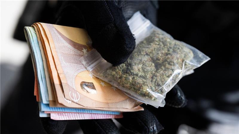 Unter anderem stellte die Polizei Marihuana und Bargeld sicher. Doch es gab noch mehr Funde.