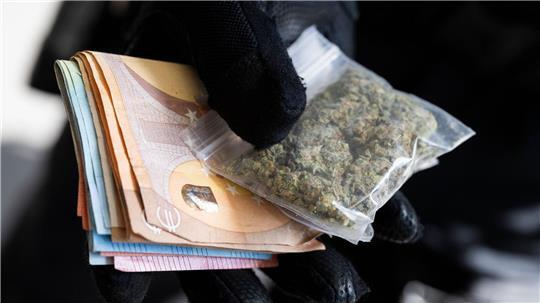 Unter anderem stellte die Polizei Marihuana und Bargeld sicher. Doch es gab noch mehr Funde.