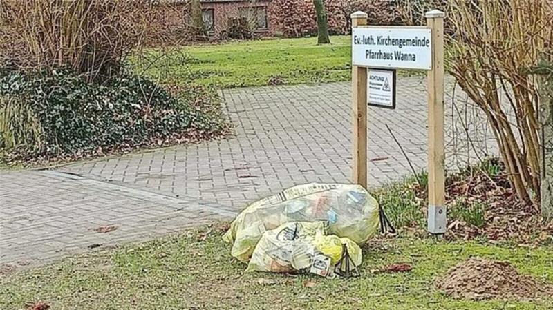 Unter anderem vor dem Pfarrhaus in Wanna blieb der Müll einige Tage liegen.
