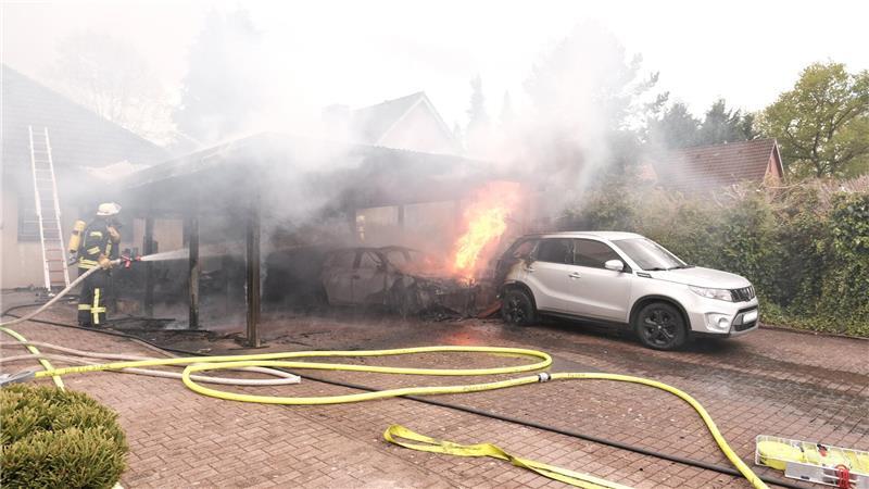 Unter dem Carport in der Bauernreihe in Burweg brannten zwei Pkw.