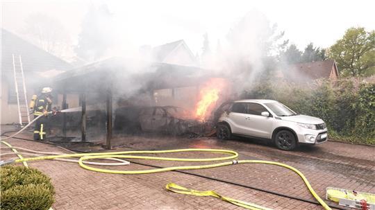 Unter dem Carport in der Bauernreihe in Burweg brannten zwei Pkw.