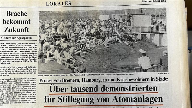 Unter dem Eindruck des Super-GAU demonstrieren 1500 bis 2000 Menschen vor dem AKW in Stade für eine Stilllegung.