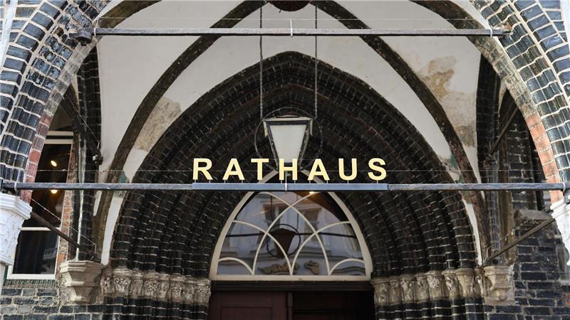 Unter dem Foyer des Lübecker Rathauses müssen von Rost befallene Stahlträger ausgetauscht werden. (Archivbild)